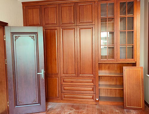 乐亭中式家庭装修里定制的实木衣柜效果图